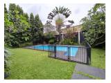Jual Rumah Mewah 1 Lantai dengan Taman Luas di Area Swimming Pool - Lokasi Sangat Strategis di Cipete Jakarta Selatan - 4 Kamar Tidur Unfurnished