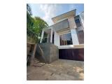 Dijual Rumah Mewah Desain Modern Tropis Area Patra Kuningan Jakarta Selatan - 4 Kamar Tidur Semi Furnished