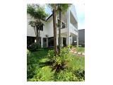 Jual Rumah Modern Tropical di Cinere Dalam Komplek & Jalan Lebar - Ada Kolam Ikan, Swimming Pool, Backyard Luas