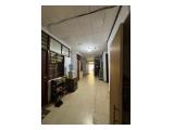 Dijual Rumah Tua di Tanjung Duren Jakarta Barat - Kondisi Furnished, 3 Lantai